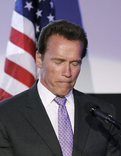 Pocos días después de hacer pública su separación de Maria Shriver, la que fue su esposa durante 25 años, el exgobernador de California, Arnold Schwarzenegger, ha dado a conocer que es padre de un niño fuera de su matrimonio. Schwarzenegger lo tuvo hace más de una década junto a una mujer que trabajaba en su casa hasta enero de este año. Según ha explicado el intérprete de 'Terminator' al diario 'Los Ángeles Times', "se trata de momentos terriblemente difíciles y si bien yo merezco todas las críticas posibles, mi familia no". En la imagen, Schwarzenegger en una imagen del pasado día 10 de mayo.