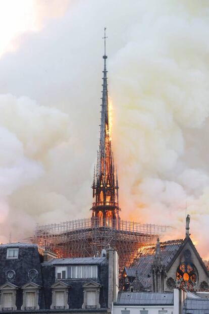 Les flames envolten l'agulla de la catedral de Notre-Dame, que s'ha desplomat poc després d'haver-se pres aquesta imatge.