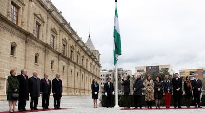 Gracia iza la bandera de Andalucía, junto a miembros de la Mesa y los ex presidentes de la Junta y del Parlamento.