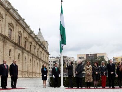 Gracia iza la bandera de Andalucía, junto a miembros de la Mesa y los ex presidentes de la Junta y del Parlamento.