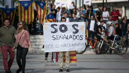 Un simpatizante de Ciudadanos delante de manifestantes independentistas.