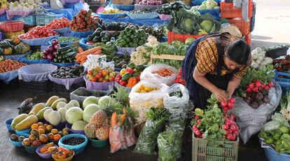 Una vendedora de hortalizas en Guatemala