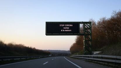 Un cartel de carretera en Suiza dice: