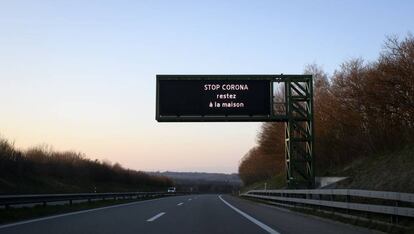 Un cartel de carretera en Suiza dice: 