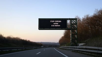 Un cartel de carretera en Suiza dice: 