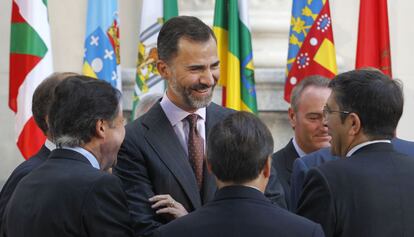 Don Felipe conversa con los presidentes de las comunidades autónomas en la V Conferencia de Presidentes que se celebró en el Senado en Madrid.