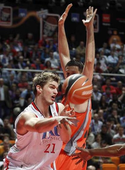 Splitter trata de alcanzar la pelota.