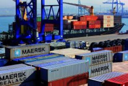Contenedores apilados en el Puerto de Bilbao.
