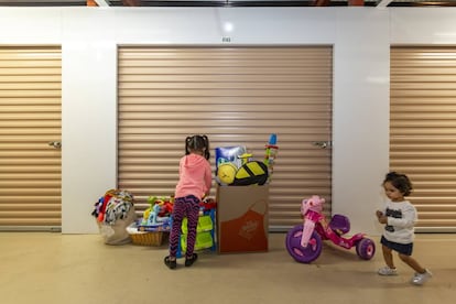 Dos niñas venezolanas el viernes en Miami en el almacén de la ONG Venezuelan Awareness.