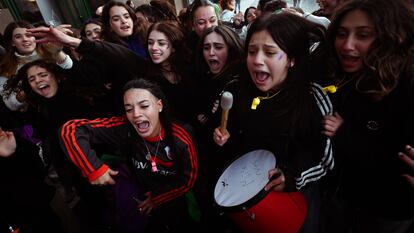 Mujeres se manifiestan frente al Congreso Nacional, este lunes.