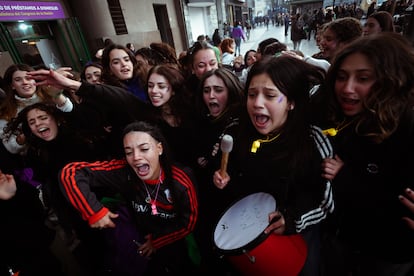 Mujeres se manifiestan frente al Congreso Nacional, este lunes.