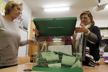 Dos mujeres se disponen a abrir una urna, para empezar el recuento de votos en el colegio Santuario de Córdoba.