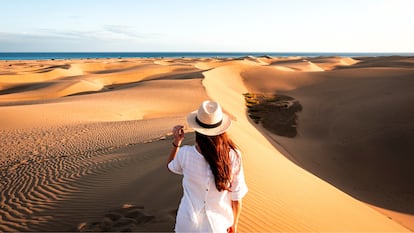 Kobieta obserwuje wydmy plaży Maspalomas w Gran Canaria.