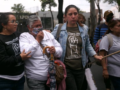 Habitantes de los edificios multifamiliares en Tlalpan (México) eran evacuados de sus hogares tras el seísmo de 7,7 grados registrado el lunes.