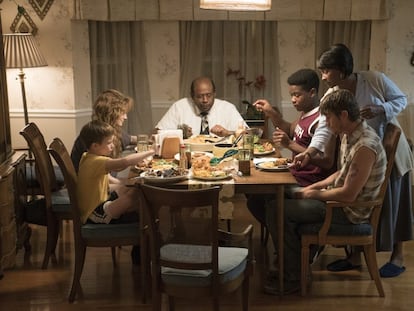 Andrea Riseborough y Forest Whitaker en el centro, y Garret Hedlund, sentado a la derecha, en un fotograma de 'Burden'.