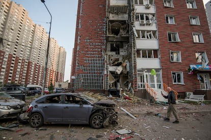 Daños causados en una zona residencial tras un ataque con drones rusos en Kiev, este martes.