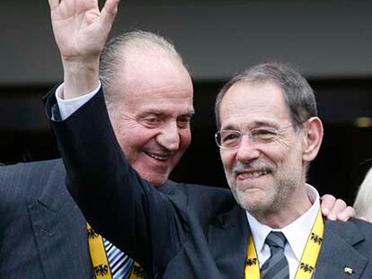 El rey Juan Carlos felicita a Javier Solana por el galardón.