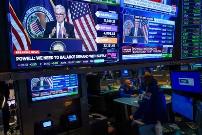 Vista de la comparecencia de Jerome Powell en una pantalla de la Bolsa de Nueva York, ayer.