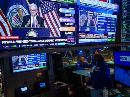 Vista de la comparecencia de Jerome Powell en una pantalla de la Bolsa de Nueva York, ayer.