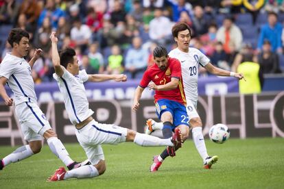 Nolito pelea por el balón con los jugadores de Corea