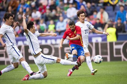 Nolito pelea por el bal&oacute;n con los jugadores de Corea 