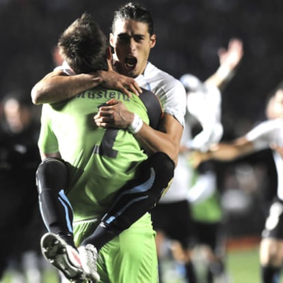 Cáceres se abraza a Muslera tras el pase de Uruguay.