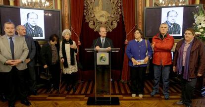 Areso y los familiares de Brouard en el homenaje.