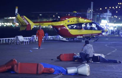 Un helicóptero medico en el lugar del atentado.