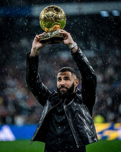 Benzema, con su Balón de Oro en 2022. Jordan Bajo le tomó esta y otras fotos en la última época del delantero en el Madrid.