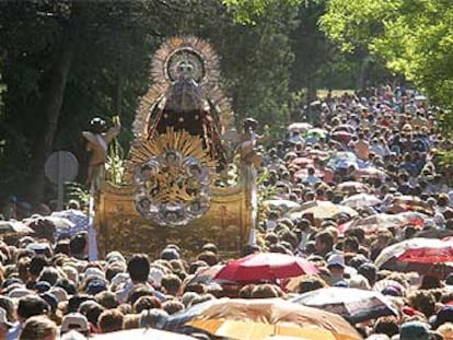 patrona de Getafe, la Virgen de los Ángeles, durante la romería