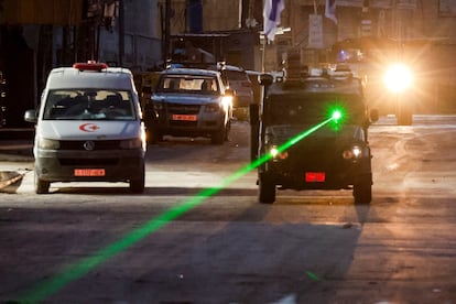 Un vehculo militar israel, en las calles de Yenn, el norte de Cisjordania, el martes.