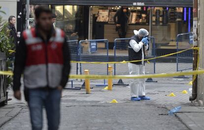 Entre los heridos, 12 son extranjeros, según explicó el titular de Sanidad, presumiblemente turistas. Una fuente de seguridad aseguró a este diario que tres son israelíes. Según fuentes consulares, no hay constancia de españoles entre las víctimas mortales o los heridos. En la imagen, un policía investiga la zona del atentado.