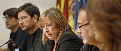 La coordinadora general de EUPV, Marga Sanz, rodeada de los diputados de su grupo en las Cortes Valencianas.