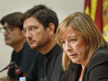 La coordinadora general de EUPV, Marga Sanz, rodeada de los diputados de su grupo en las Cortes Valencianas.