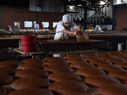 Un trabajador vierte panela líquida en el Valle del Cauca, en agosto de 2022.