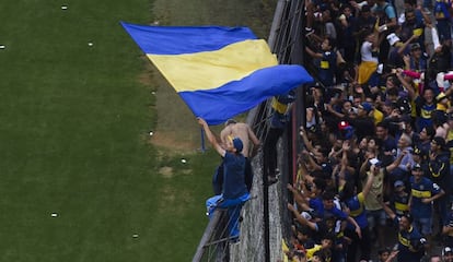 Torcedor do Boca durante treino na Bombonera.