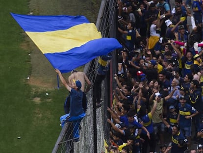 Torcedor do Boca durante treino na Bombonera.