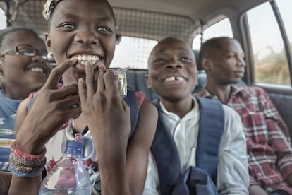 <p>Ana Palacios fotografió a Lavande y Marron en el interior del coche que los llevaba de vuelta a su pueblo, en Benín, del que se fueron sin saber que acabarían siendo vendidos como esclavos en Nigeria. “Ella trabajaba de doméstica y la dejaban sin comer cuando consideraban que no había trabajado lo suficiente, y él estaba en una tienda de ultramarinos y recibía unas palizas tremendas”, comenta Palacios. Hasta que se escaparon. </p> <p>Cuando un menor llega a un centro de acogida, lo primero que hacen las ONG es tratar de identificarlo guiándose por las escarificaciones de la cara o por el acento, pues muchas veces los niños no saben de dónde provienen porque les han sacado de sus zonas y se han desorientado. Posteriormente, se brinda apoyo psicológico, revisiones médicas —porque muchos han sufrido maltrato y muchas han sido violadas— y apoyo jurídico: tienen sus abogados, que colaboran estrechamente con el Gobierno para encontrar a los traficantes, denunciarlos y llegar a encarcelarlos. Luego se procede a la búsqueda exhaustiva de las familias. “Si se encuentra, se hace una labor de pedagogía y conciliación con ellas para que entiendan que no pueden entregar a su hijo. Se evalúa si el niño puede volver a la familia o no porque es muy pobre y no le pueden alimentar, o por otra razón. Si son aptos para recibirlo en casa y el menor ha superado esos traumas, tiene paz de espíritu y está listo para volver, se devuelve”, explica Palacios. </p>