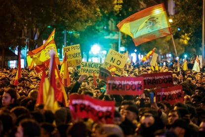 Manifestación en la calle Ferraz contra la amnistía convocada por grupos de ultraderecha y alentada por Vox.