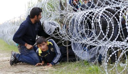 Immigrants sirians creuen una tanca a la frontera entre Sèrbia i Hongria.