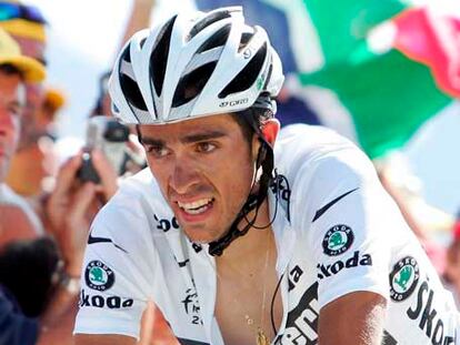 Contador, nada más cruzar la meta del Aubisque.