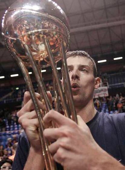 Trias, con el trofeo de campeón de Copa.