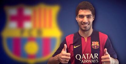 Luis Suárez posa con la camiseta del Barça.