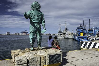 Del puerto de Veracruz (en la foto) zarparon durante siglos galeones españoles cargados de oro. Asediados por piratas y saqueadores en busca de botín, muchos de aquellos buques se hundieron en aguas del Golfo de México (se han documentado al menos 500). Pero más allá de pecios históricos, cuyas coordenadas permanecen en secreto para su protección, las autoridades mexicanas han hundido artificialmente barcos más modernos, como el cañonero C-50 Rivapalacio, para facilitar el buceo seguro y reducir el tránsito de submarinistas por sus delicados arrecifes naturales.