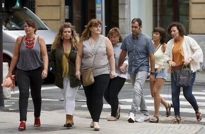 La madre del menor fallecido (tercera por la izquierda) asiste a una de las sesiones del juicio en San Sebastián.