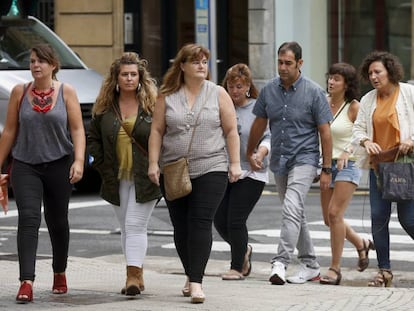 La madre del menor fallecido (tercera por la izquierda) asiste a una de las sesiones del juicio en San Sebastián.