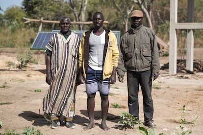 François Gomis, de 31 años, flanqueado por su padre Pierre Gomis y su tío Jean Mendy, en su granja de Kamobeul Mangaque, región de Ziguinchor. Tras recibir una formación en agricultura consiguió una hectárea de su familia para poner en marcha su proyecto. “Hasta el año pasado esto era un bosque. Teníamos el pozo y el vallado, pero no podíamos ponerla en marcha por falta de medios”, asegura. Aún le queda un poco por limpiar, pero no ha querido esperar y ya ha plantado sus primeras lechugas, pimientos, nabos y tomates. Casado y con tres hijos, conoció el trabajo de albañil. “Pero gracias a este proyecto soy mi propio jefe, tengo independencia”, añade.