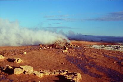 Cerca del lago Myvatn, la zona de Namafjall está llena de fumarolas de las que emana un intenso olor a azufre, componente principal de su composición.