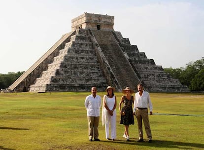 El presidente de México, Felipe Calderón (izquierda), y Rodríguez Zapatero, con sus respectivas esposas, en Chichén Itzá.