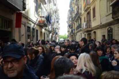 Lectors i escriptors a les portes de la llibreria Negra y Criminal l'any passat en la famosa signatura de llibres amb vi i musclos per als assistents.